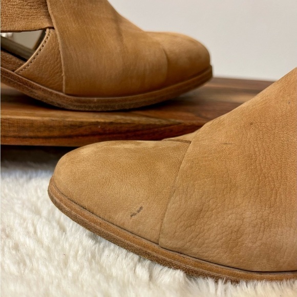 Eileen Fisher Cluster Leather Crisscross Bootie Size 7 - Picture 12 of 14